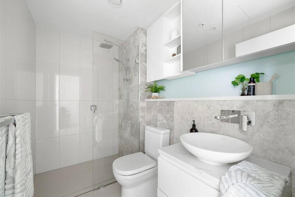 Apartment Living By Water Marina Square 2br *